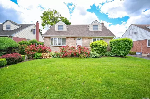 7 Greentree Rd, Mineola, NY 11501