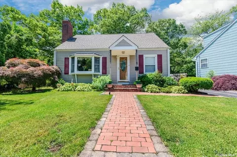 7 Allison Ct, Huntington Station, NY 11746