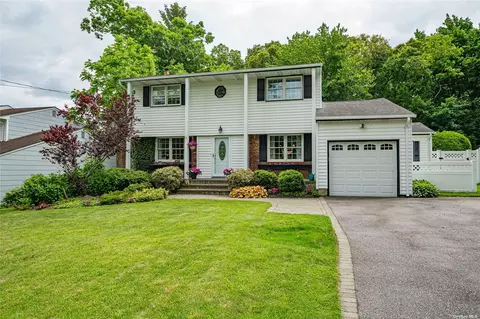 42 Cross St, Smithtown, NY 11787