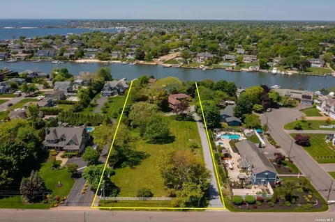 210 Secatogue Ln, West Islip, NY 11795