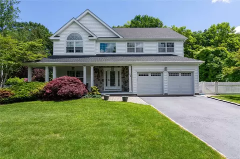 16 Whispering Woods Dr, Smithtown, NY 11787