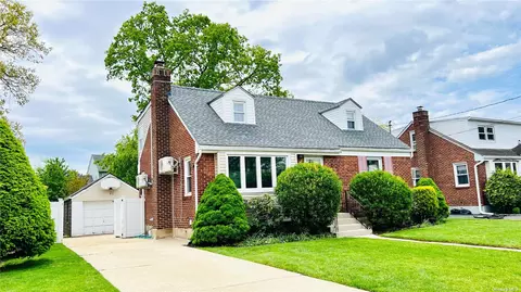 2088 2nd Ave, Merrick, NY 11566