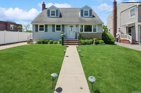 111 Lesoir Ave, Floral Park, NY 11001