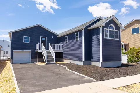 831 S 7th St, Lindenhurst, NY 11757