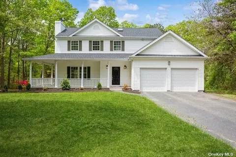 14 Messina Ave, Center Moriches, NY 11934