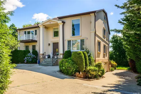 50 Coolidge Ave, Roslyn Heights, NY 11577