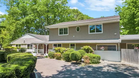 59 Mobrey Ln, Smithtown, NY 11787