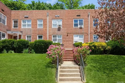 20 Edwards St #1A, Roslyn Heights, NY 11577