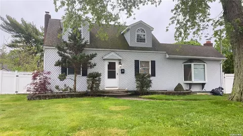 29 Myrtle Ln, Patchogue, NY 11772