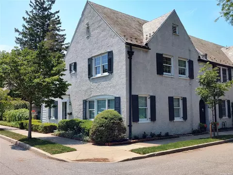 50 Franklin Ct, Garden City, NY 11530