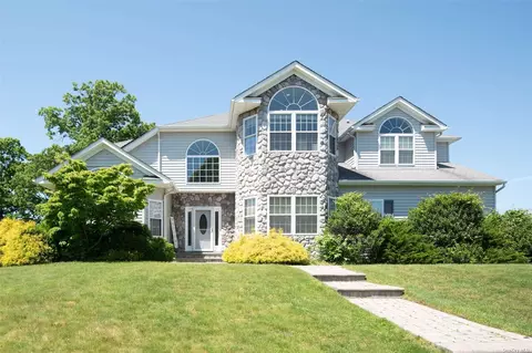 33 Southview Cir, Lake Grove, NY 11755