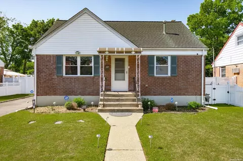 26 Circle Dr, Hempstead, NY 11550