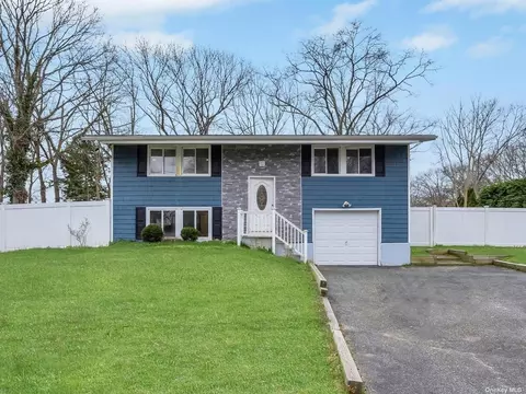 40 Arrowhead Ln, East Setauket, NY 11733