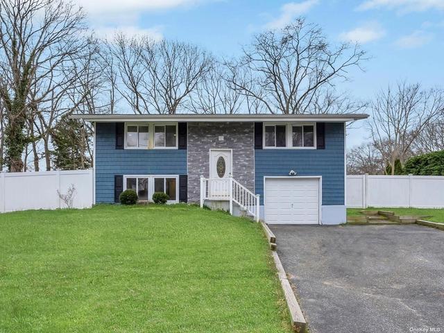40 Arrowhead Ln, East Setauket, NY 11733