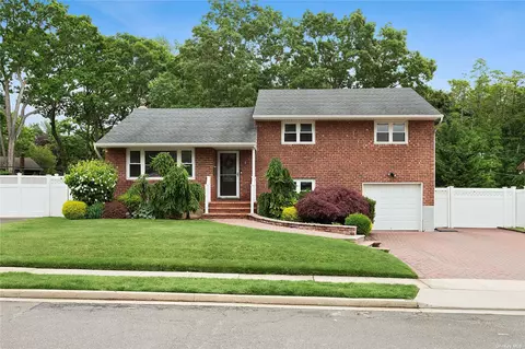 8 Holly Ln, Plainview, NY 11803
