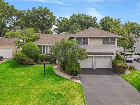 15 Hawthorne Rd, Garden City, NY 11530