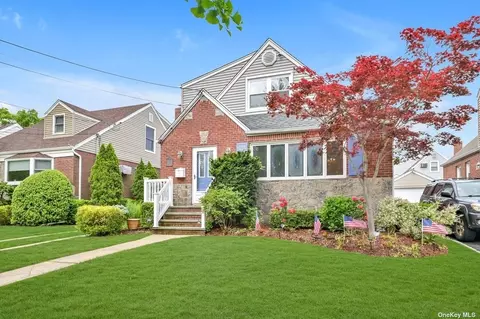 15 Fernwood Ter N, Stewart Manor, NY 11530