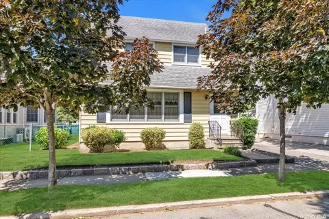 68 Capitol Ave, Williston Park, NY 11596