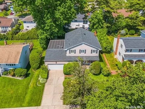 480 Old Courthouse Rd, Manhasset Hills, NY 11040