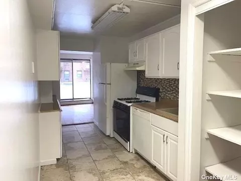 100 Clinton Ave #1E, Mineola, NY 11501