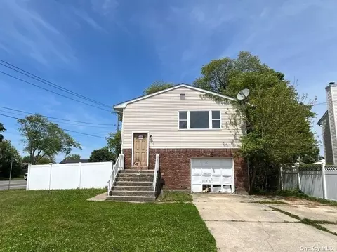300 48th St, Lindenhurst, NY 11757
