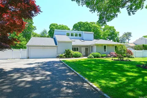 18 Shoreham Dr, Dix Hills, NY 11746