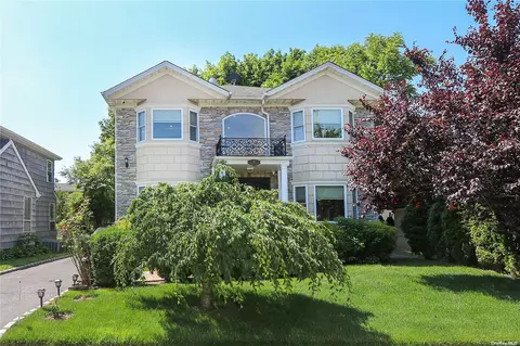 18 Woodward St, Roslyn Heights, NY 11577