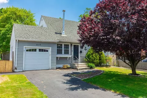 217 Litchfield Ave, Babylon, NY 11702