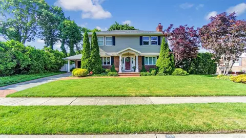453 Mcdermott Rd, Rockville Centre, NY 11570