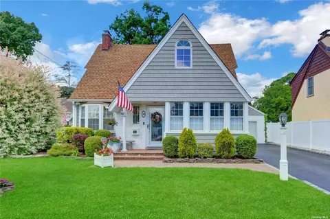 10 Lincoln Ave, Massapequa Park, NY 11762