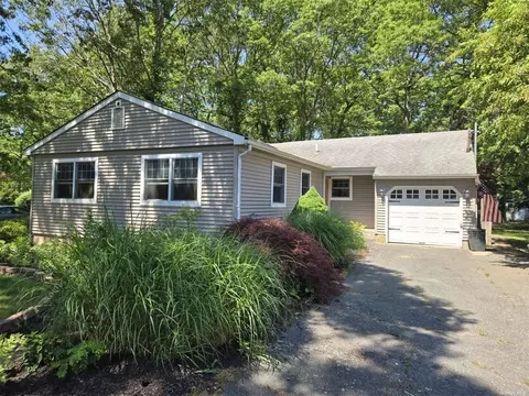148 Church Dr, Mastic Beach, NY 11951