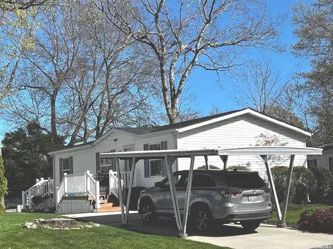 1661-152 Old Country Rd, Riverhead, NY 11901