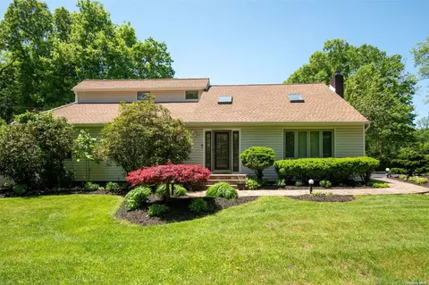 2 Andrea Ln, Smithtown, NY 11787