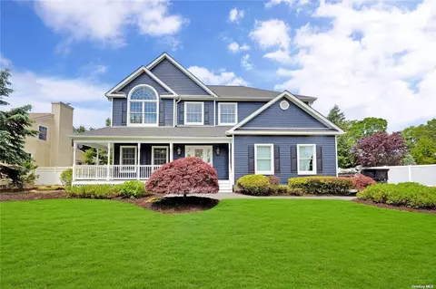 16 Yellow Top Ln, Smithtown, NY 11787
