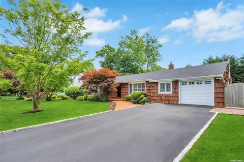111 Guilford Ave, Oakdale, NY 11769