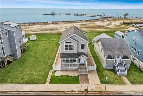 26 Smith St, Patchogue, NY 11772
