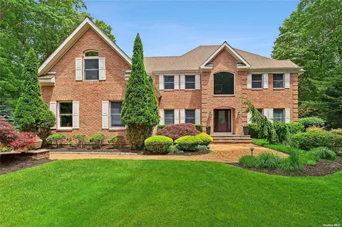 152 Landing Meadow Rd, Smithtown, NY 11787