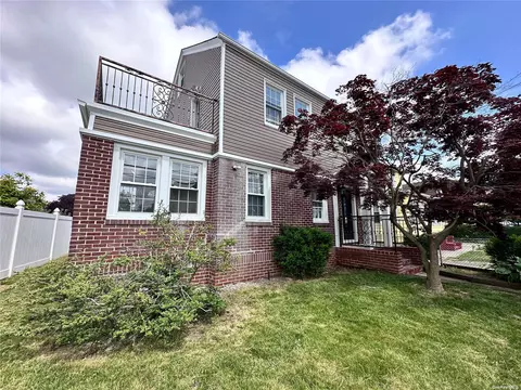 87-11 257th St, Floral Park, NY 11001