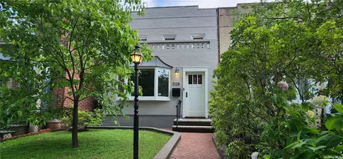 21-28 23rd Ave, Astoria, NY 11105