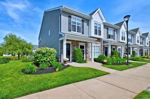 50 Weatherby Ln #50, Central Islip, NY 11722