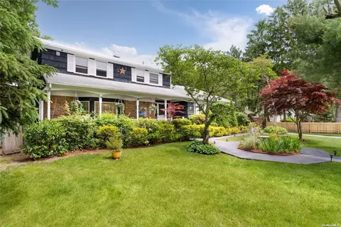 134 W Tiana Rd, Hampton Bays, NY 11946