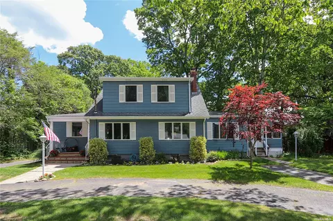 53 N Evergreen Dr, Selden, NY 11784