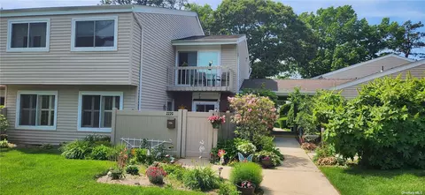 222 Springmeadow Dr #G, Holbrook, NY 11741