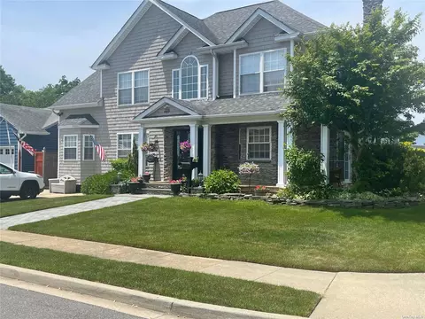 220 Cartwright Blvd, Massapequa Park, NY 11762