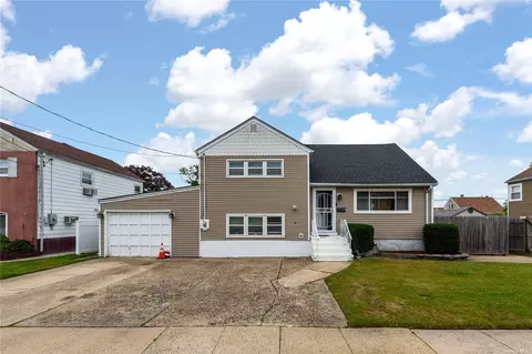 10 Layton St, Freeport, NY 11520