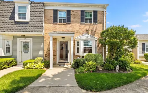 18 Harbor #18, Amityville, NY 11701