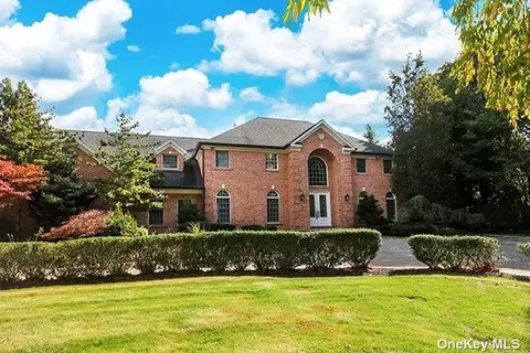 1 Stirrup Ct, Huntington, NY 11743