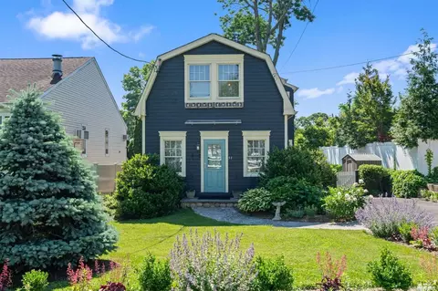 51 Rosewood Rd, Kings Park, NY 11754