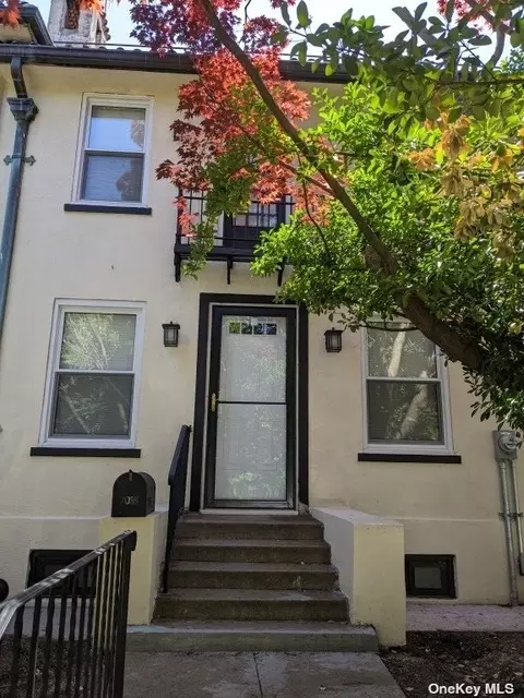 70-16 Fleet St, Forest Hills, NY 11375