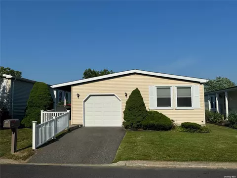 74 W Village Cir #74, Manorville, NY 11949